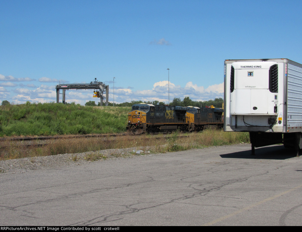 CSX 5257 and 3052